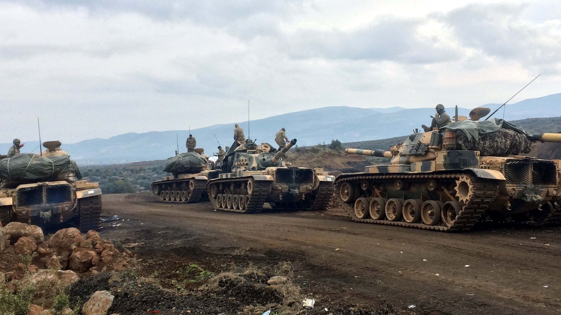 Turkish tanks march in northern Syria