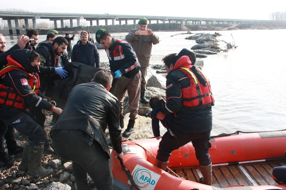 Turkey's gendarmerie forces and rescue teams recover body of a person died while crossing Evros River