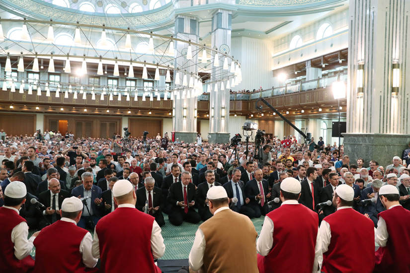Erdogan recites Quran at a mosque