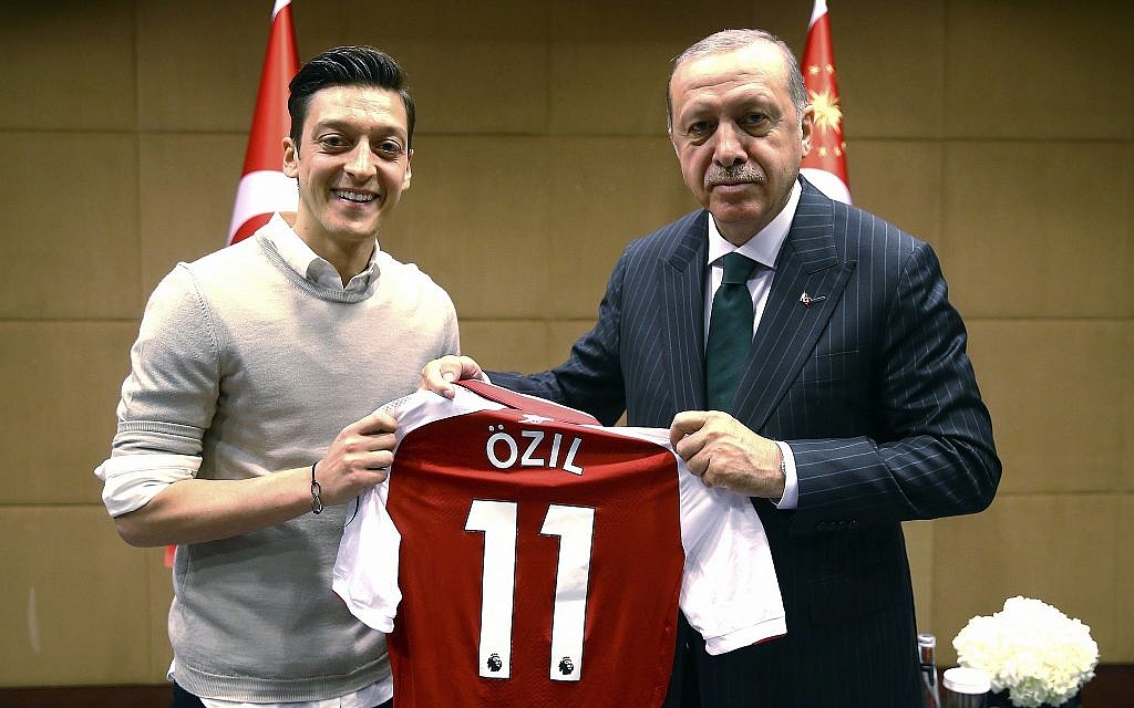 Mesut Ozil presents President Erdogan his Arsenal jersey