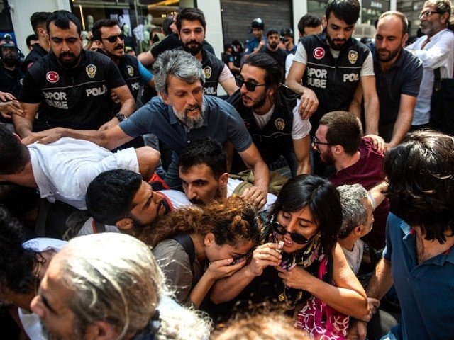 Turkish police detain protesters in Istanbul