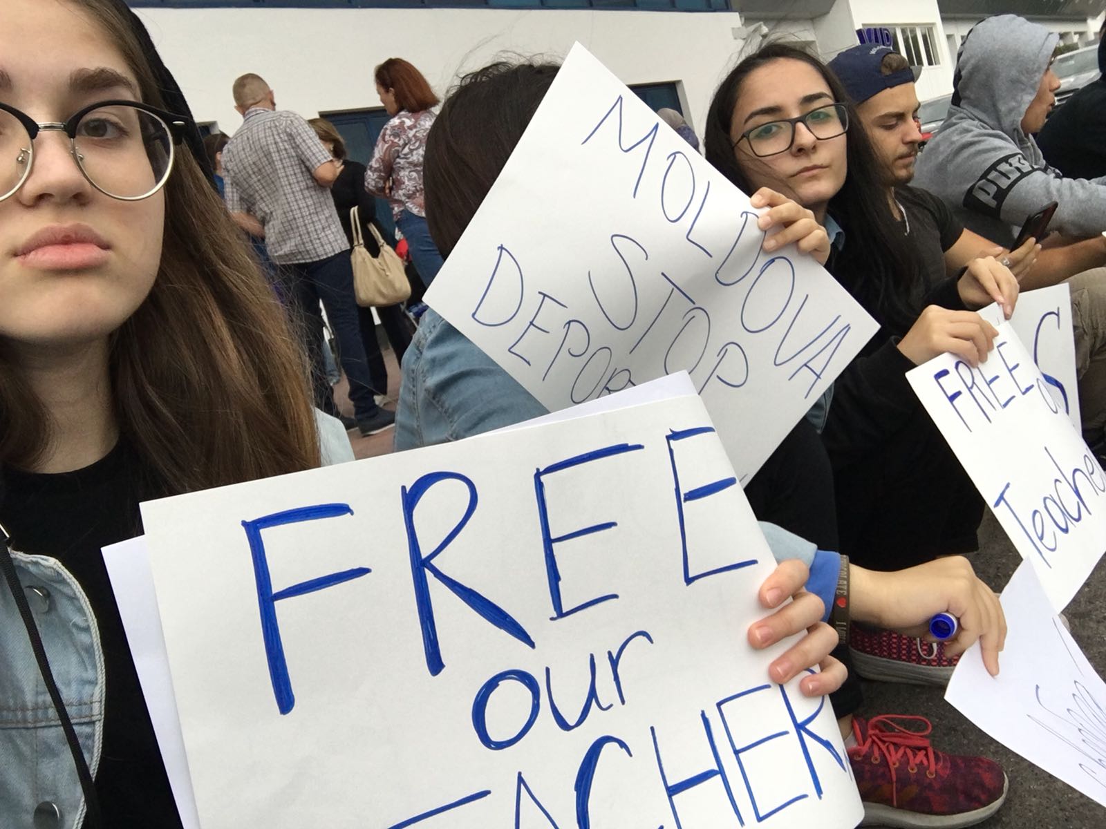 Students in Moldova call on their government to stop deportation of Turkish teachers