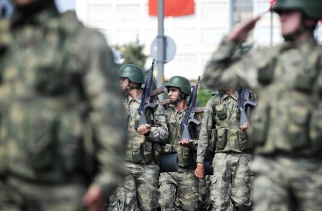 A group of Turkish soldiers greeting their commander.