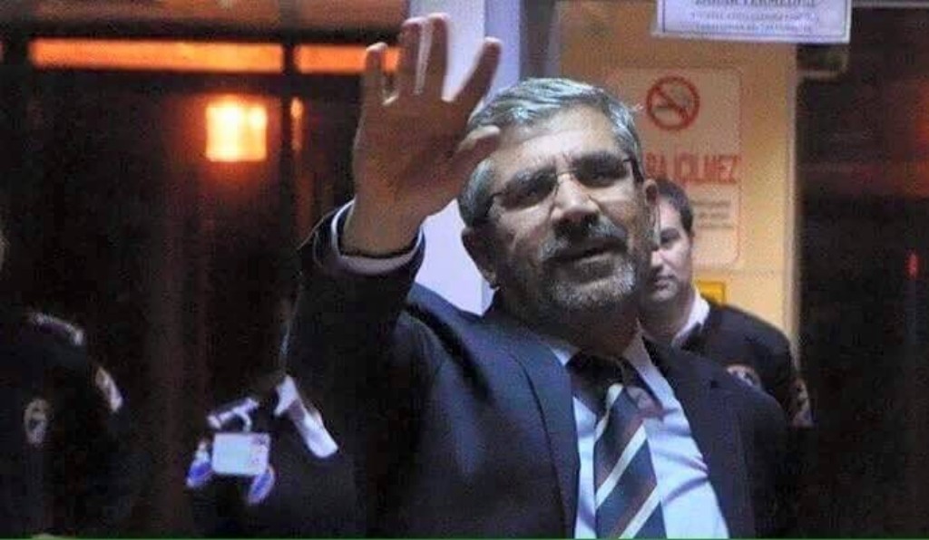 Prominent rights lawyer Tahir Elci waving at a crowd.