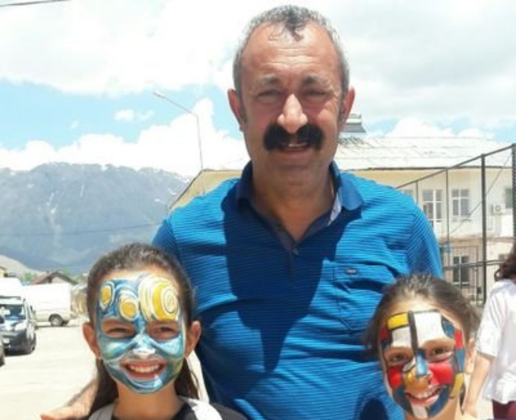 Fatih Mehmet Macoglu with children.